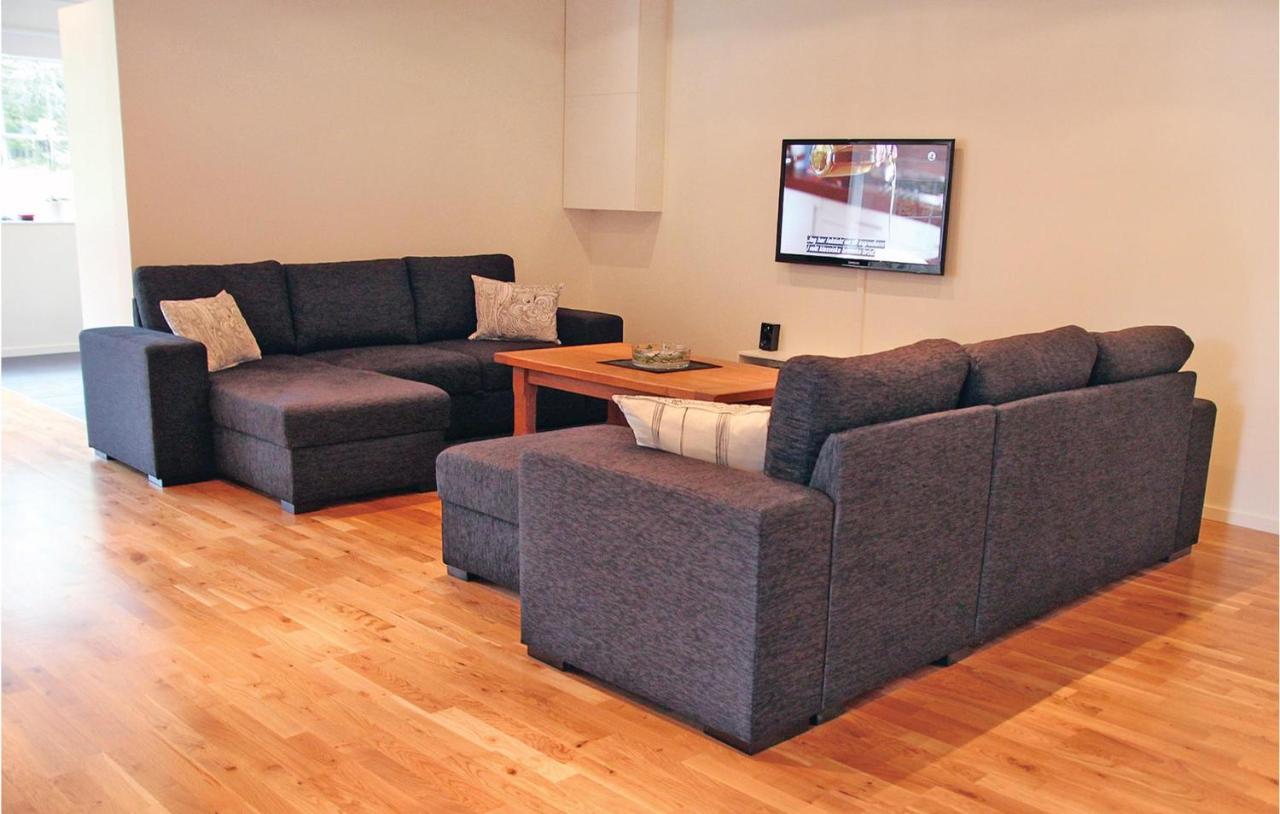 2 Bedroom Cozy Apartment In Habo 멀스요 외부 사진