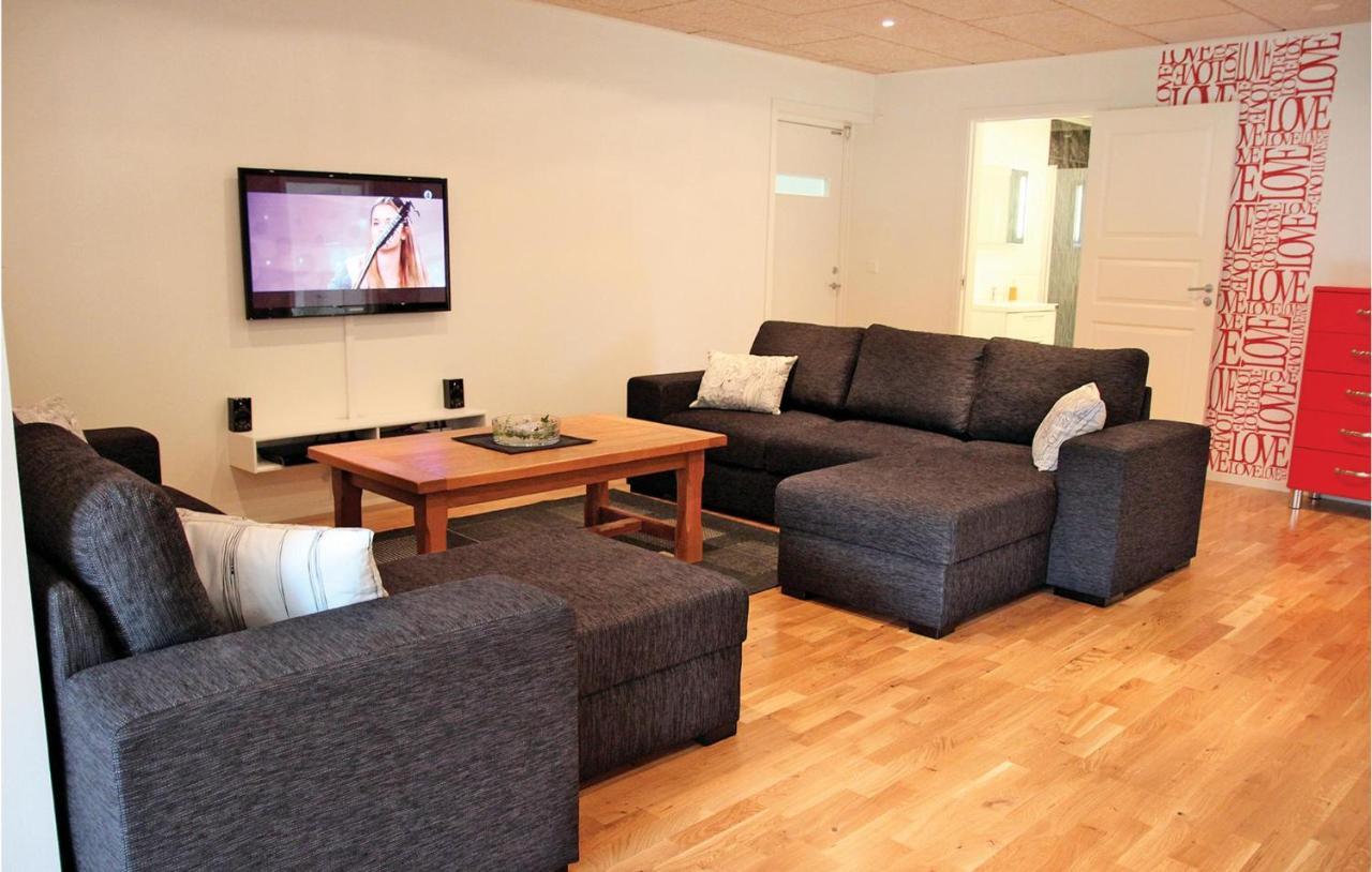 2 Bedroom Cozy Apartment In Habo 멀스요 외부 사진