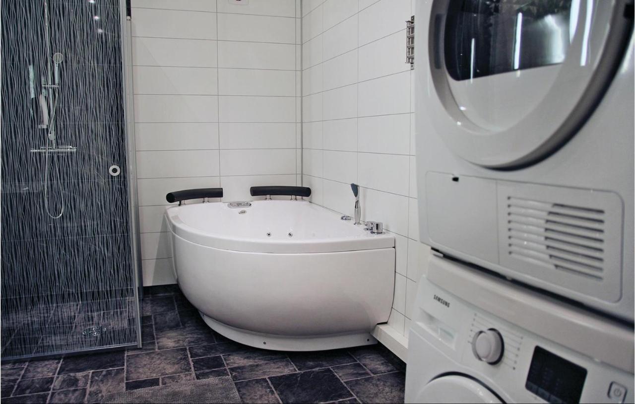 2 Bedroom Cozy Apartment In Habo 멀스요 외부 사진